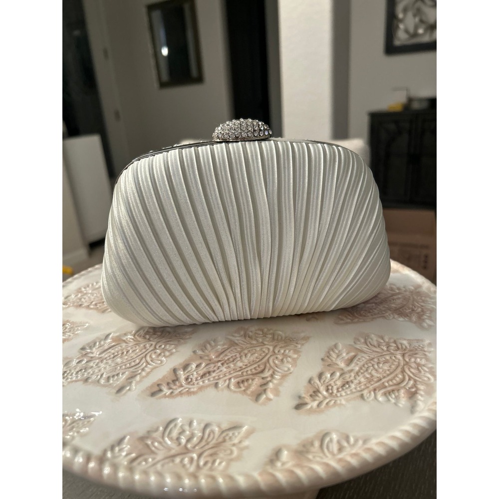 Jessica McClintock white pleated evening clutch a rhinestone-embellish clasp - Picture 1 of 7